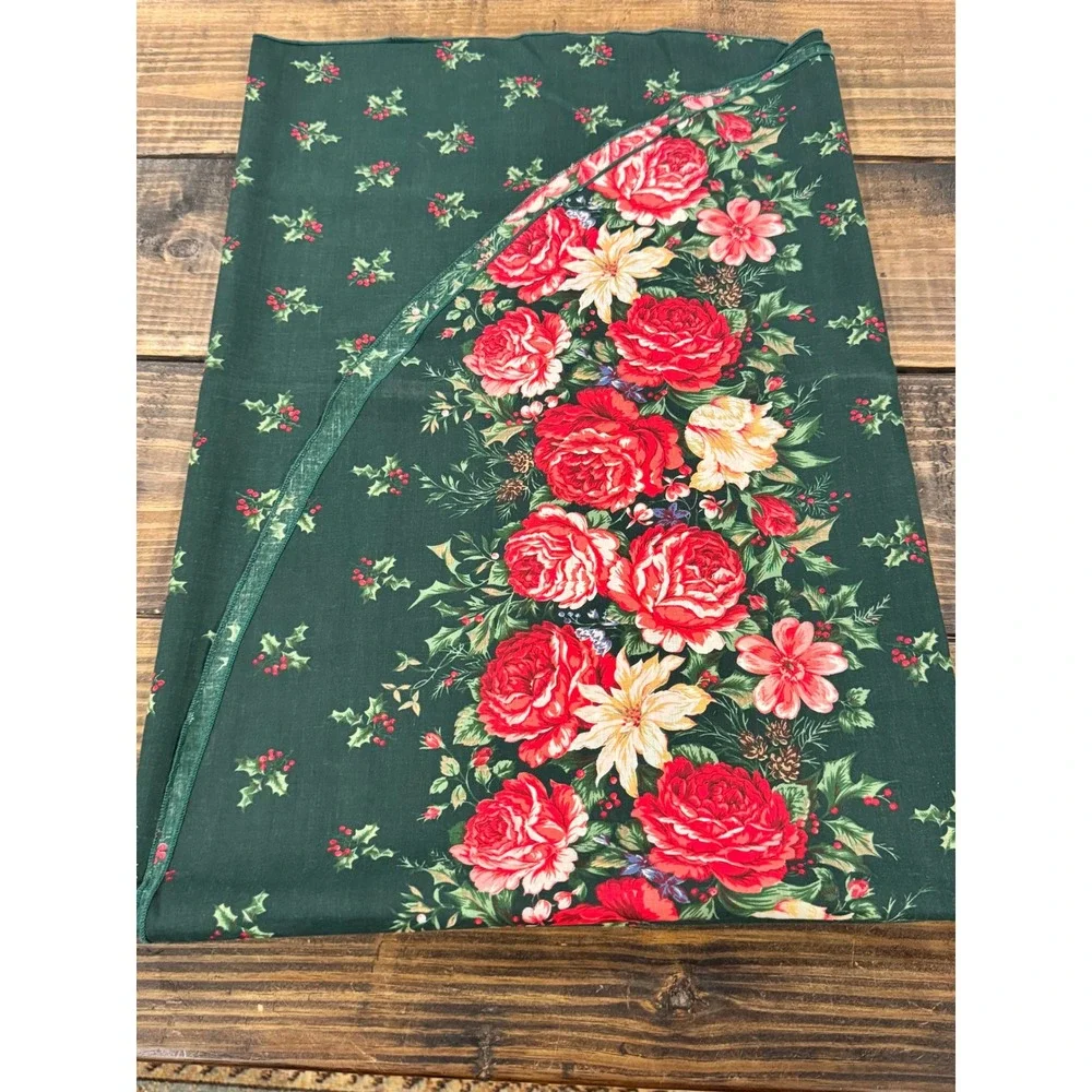 Vintage Christmas Oval Tablecloth Green Red Roses‎ Holly Floral 69x51.5 Holiday
